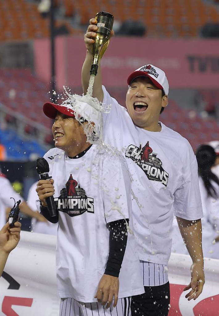 한국 시리즈 5차전에서 승리하며 우승이 확정된 뒤 LG 김현수가 염경엽 감독에게 샴페인을 쏟아붓는 모습. 연합뉴스. 