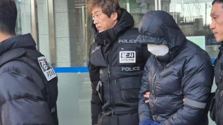 5일 오후 춘천지법 속초지원에서 영장실질심사를 마친 양양군 7급 공무원 A씨가 모자를 눌러쓰고 마스크를 쓴 채로 법정을 나오고 있는 모습. 연합뉴스