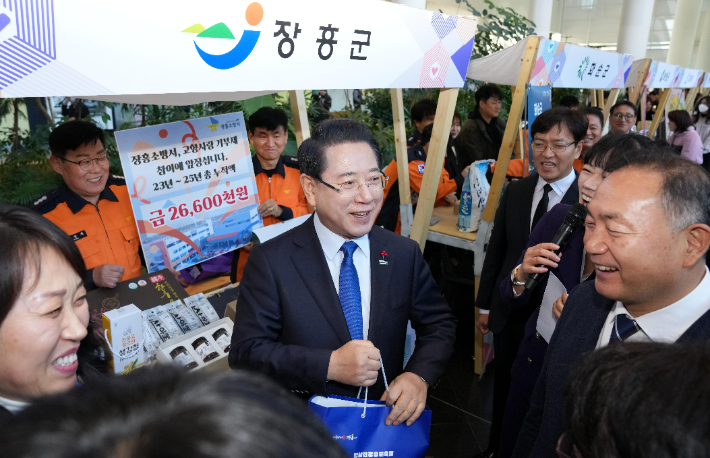 김영록 전라남도지사가 5일 도청서 열린 '제1회 전라남도 고향사랑 기부의 달' 행사에 참석해 주소지를 제외한 21개 시군에 고향사랑기부금을 기부한 뒤 주요 내빈과 기념촬영을 하고 있다. 전라남도 제공