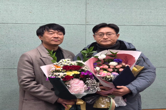 제50대 전북기자협회장에 선출된 정원익 JTV전주방송 기자(오른쪽)가 정석현 전북기자협회 선거관리위원장과 기념촬영을 하고 있다. 전북기자협회 제공