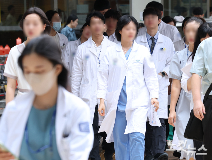 서울 시내의 한 대학병원에 의료진들이 이동하고 있다. 류영주 기자