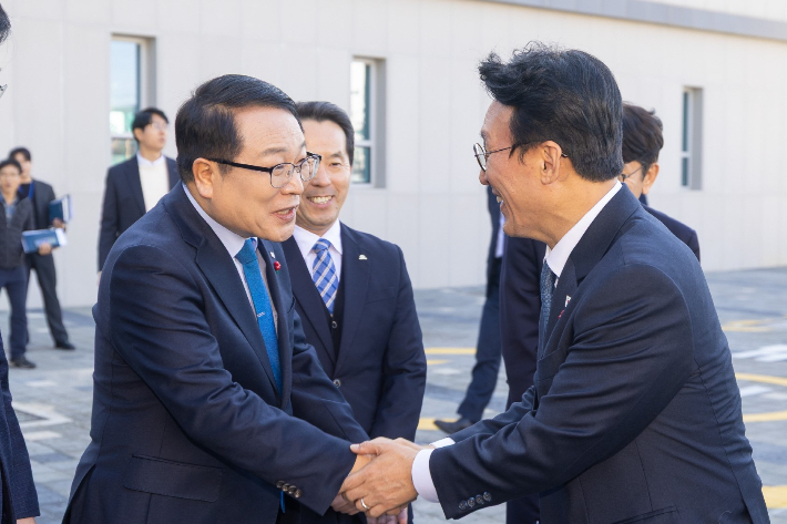 정헌율 익산시장이 5일 익산을 방문한 김민석 총리에게 지역 현안을 건의했다. 익산시 제공