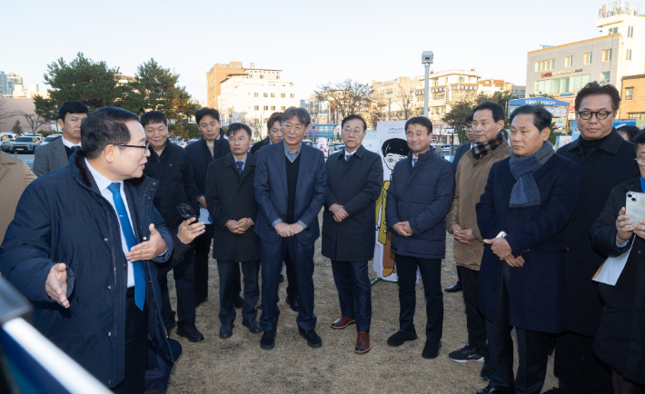정헌율 익산시장이 5일 익산을 방문한 김윤덕 국토부장관에게 지역 현안을 건의했다. 익산시 제공