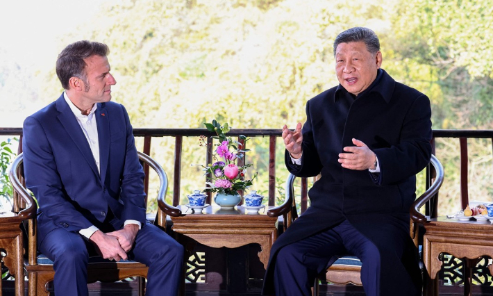 5일 시진핑 중국 국가주석(오른쪽)이 에마뉘엘 마크롱 프랑스 대통령과 중국 쓰촨성 청두의 두장옌에서 비공식 만남을 갖고 있다. 연합뉴스