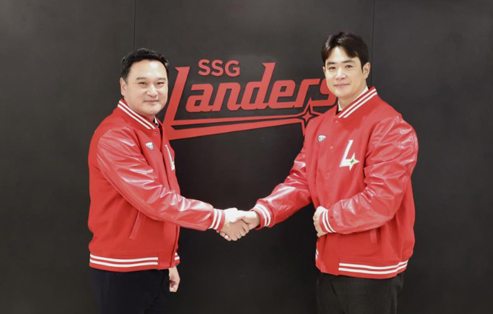 프로야구 SSG 랜더스는 5일 김재환을 계약 기간 2년, 총액 22억 원에 다년 계약했다. 계약 후 김재섭 SSG 랜더스 대표이사(왼쪽)와 악수하는 김재환. SSG 랜더스
