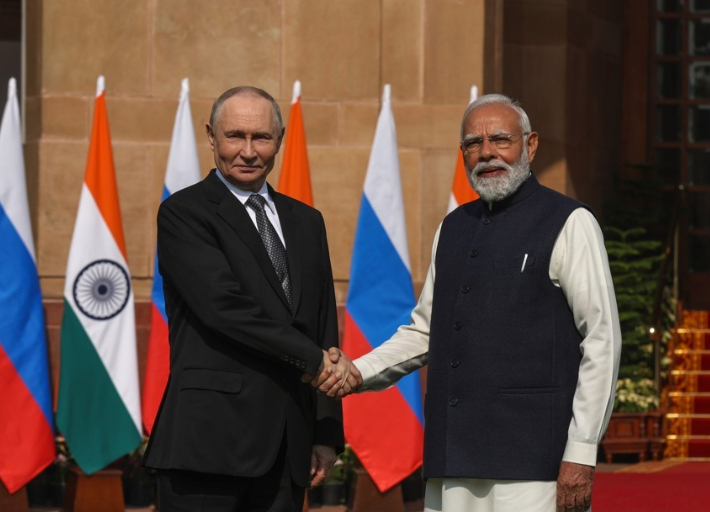 5일(현지시간) 인도 뉴델리 총리 영빈관에서 블라디미르 푸틴 러시아 대통령(왼쪽)과 나렌드라 모디 인도 총리가 정상회담을 위해 만나 악수하고 있다. 연합뉴스