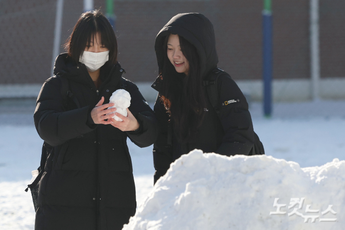학생들이 눈사람을 만들고 있다. 류영주 기자