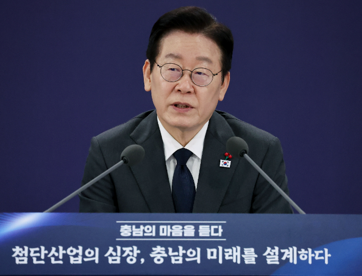 이재명 대통령이 5일 충남 천안시 한국기술교육대학교에서 열린 '충남의 마음을 듣다' 타운홀미팅 간담회에서 발언하고 있다. 연합뉴스