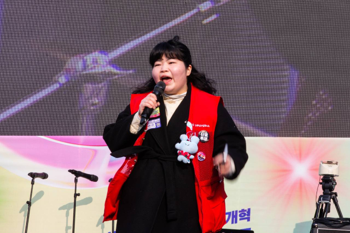 윤예원(23)씨가 지난 2월 15일 민주노총 결의대회에서 연단에 서 발언하는 모습. 민주노총 청년특위 제공