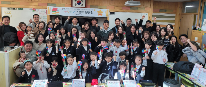 춘천교육대학교부설초등학교는 5일 1학년 학생들이 한 학기 동안 함께 만들어 온 그림책을 부모님과 행복고리 선배들에게 선보이는 '다정다감한 마음, 그림책으로 피어나다' 발표회를 열었다. 춘천교육대학교부설초등학교 제공