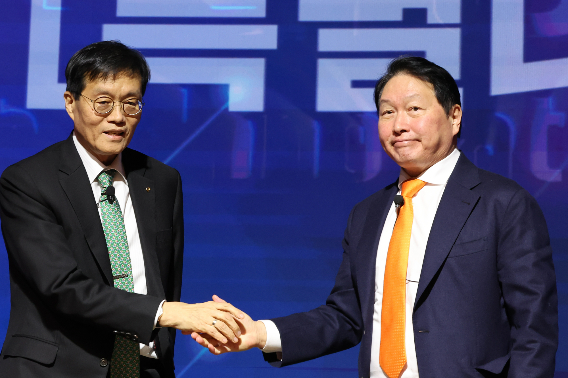 5일 서울 중구 대한상공회의소에서 열린 한국은행, 대한상공회의소 공동주최 'AI 기반의 성장과 혁신' 세미나에서 최태원 대한상공회의소 회장(오른쪽)과 이창용 한국은행 총재가 특별대담을 마친 뒤 악수하고 있다. 연합뉴스