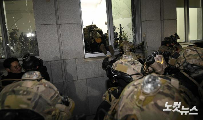 깨진 국회 사무실 창문, 진입하는 계엄군 