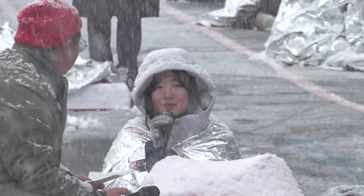 권수아(30) 지난 1월 4일 한남동 촛불시위에서 은박지를 뒤집어 쓴 채 인터뷰를 하고 있다. 본인 제공