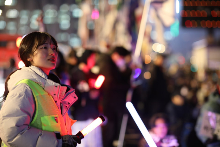 권수아(30)씨가 지난 3월 20일 비상행동 주최 집회에서 자원봉사를 하고 있다. 본인 제공