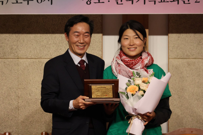 한국교회인권센터 최형묵 이사장과 김아현 씨. 최형묵 이사장은 "많은 그리스도인들이 인권과 평화를 이야기하지만 팔레스타인에 대해서는 외면하는 건 선택적 평화이자 도덕의 실패와 허위 의식을 드러내는 것"이라고 말했다.