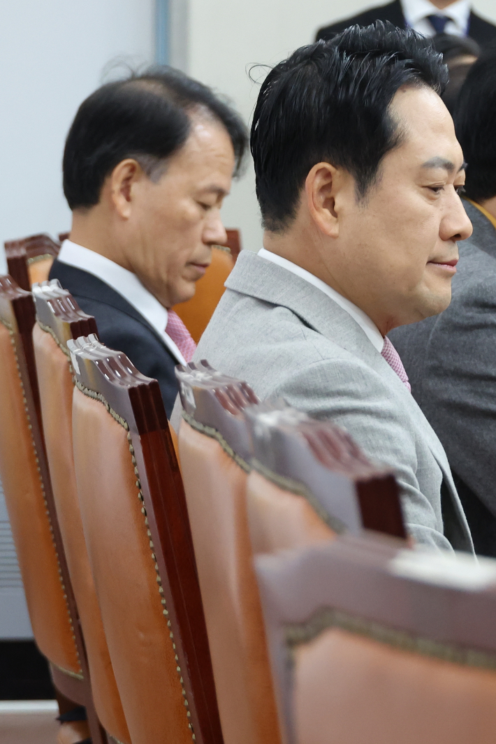 굳은 표정으로 발언 듣는 '원조친윤' 윤한홍.원조 친윤(친윤석열)으로 불렸던 국민의힘 3선 중진인 윤한홍 의원이 5일 서울 여의도 국회에서 열린 '혼용무도(昏庸無道) 이재명 정권 6개월 국정평가 회의'에서 굳은 표정으로 참석자들의 발언을 듣고 있다.      이날 윤 의원은 "윤석열 전 대통령과의 인연, 골수 지지층의 손가락질을 다 벗어던지고 계엄의 굴레를 벗어나자"고 말했다. 또 "우리 당 지지율은 과락 수준에서 변동이 없다. 왜 그렇겠느냐"며 "똥 묻은 개가 겨 묻은 개 비판하는 꼴이니 우리가 아무리 이재명 정부를 비판해도 국민 마음에 다가가지 못한다. 백약이 무효"라고 지적했다. 2025.12.5 연합뉴스.