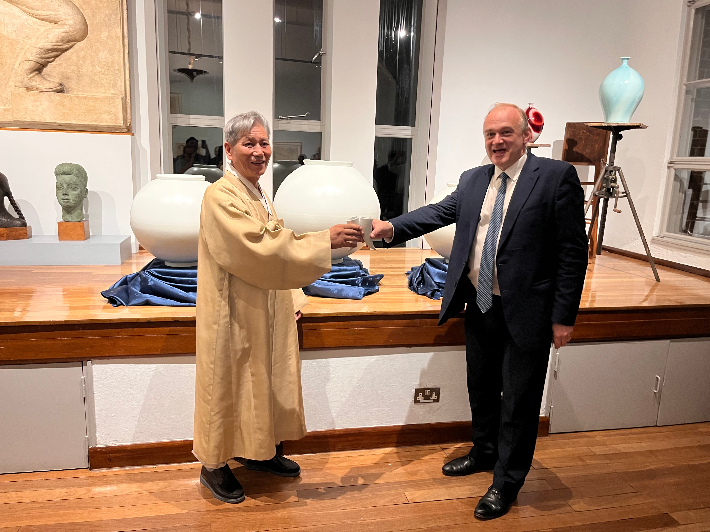 한도현 명장(왼쪽)과 킹스턴&서비턴 지역 국회의원인 에드 데이비(Rt. Hon Sir Edward Davey) 자유민주당 당수가 전시장인 도리치 하우스 뮤지엄에서 기념촬영을 하고 있다. 안세재단 제공