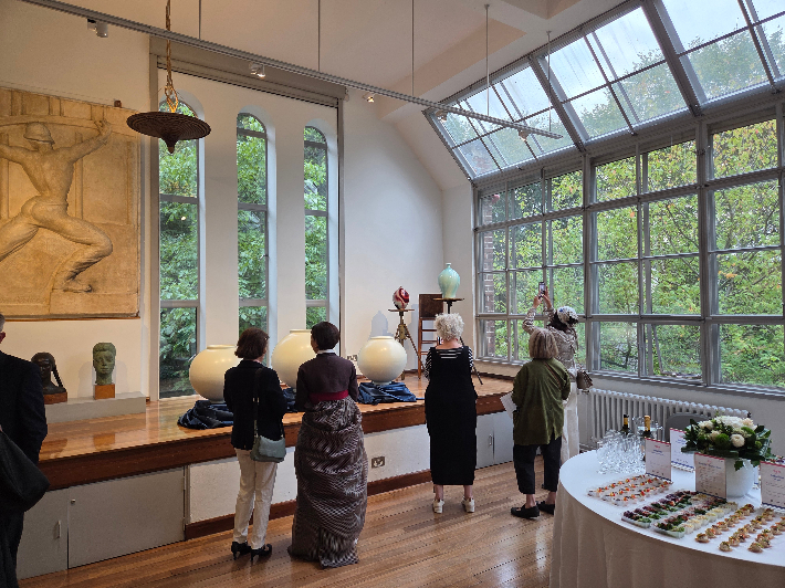 안세재단(이사장: 박영준)과 디자인 분야의 세계적인 명문대학인 킹스턴 대학교(Kingston University)가 공동으로 주최한 '광복 80주년 기념 한도현 작가 런던 달항아리 특별전'이 킹스턴대학교 산하 도리치 하우스 뮤지엄(Dorich House Museum)에서 1700명이 관람한 가운데 성공적으로 막을 내렸다. 안세재단 제공