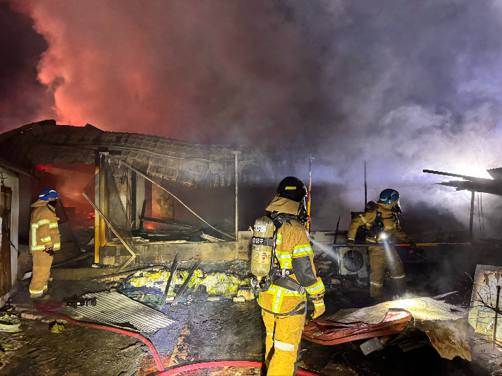 화재가 발생한 주택. 전북소방본부 제공