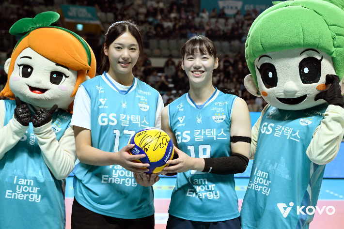 GS칼텍스 주장 유서연(오른쪽)이 5일 페퍼저축은행과 홈 경기에 앞서 시구를 맡은 경해여중 후배인 '리틀 김연경' 손서연과 기념 촬영한 모습. KOVO 
