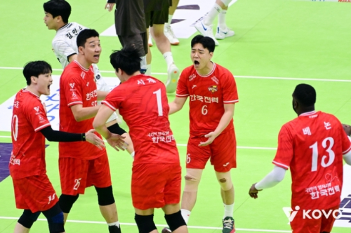 OK저축은행을 상대로 역전승을 거둔 한국전력 선수들. 한국배구연맹