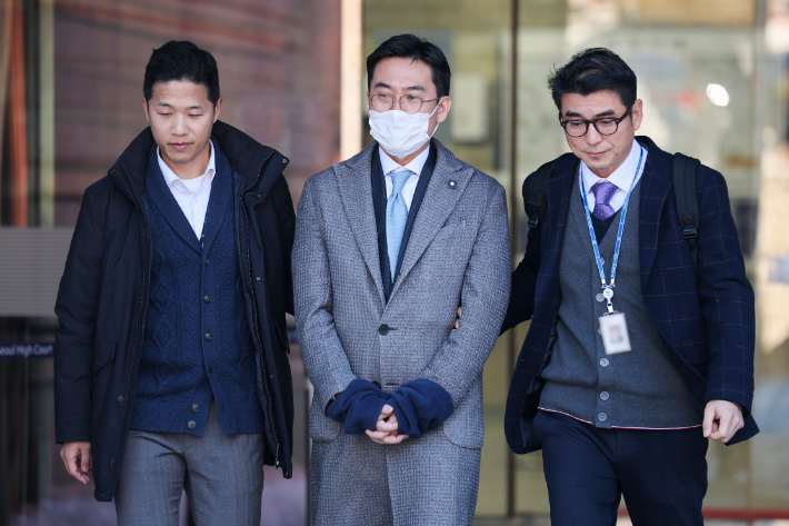 조영탁 IMS모빌리티 대표가 5일 서울 서초구 서울중앙지방법원에서 열린 구속 전 피의자 심문(영장실질심사)을 마친 뒤 청사를 나서고 있다. 연합뉴스