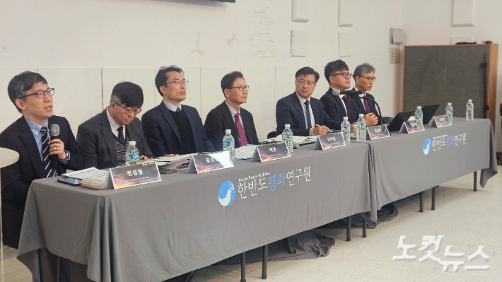 한반도평화연구원과 인터서브코리아가 6일 서울 강남구 일원로 밀알학교 일가홀에서 '복합 위기를 맞은 국제질서와 선교 그리고 평화'를 주제로 공동포럼을 열었다. 한반도평화연구원은 기독교정신에 기초해 한반도 평화와 통일을 위한 비전과 전략, 정책적 대안을 연구, 교육하는 단체이다. 인터서브코리아는 1852년에 세워진 글로벌선교단체 인터서브의 한국 지부로 1990년부터 아시아와 아랍 세계에서 각자의 재능과 전문성을 바탕으로 선교활동을 펼치고 있다. 송주열 기자