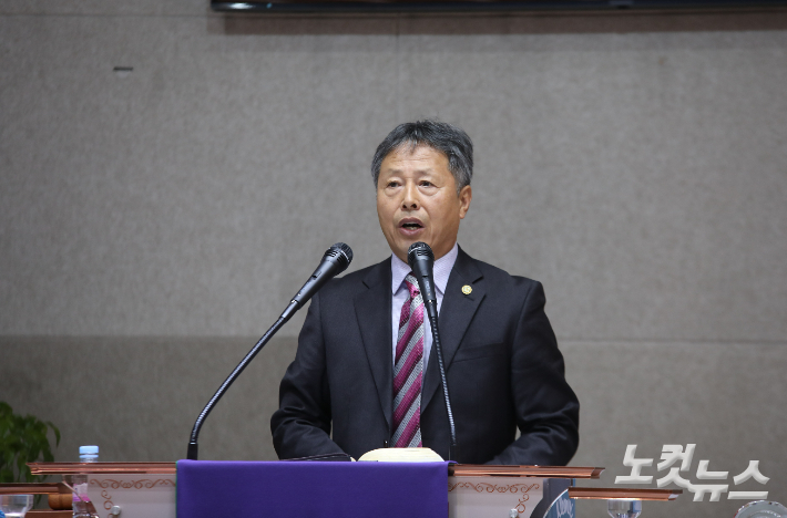 전북노회 장로회 신임 회장 이현교 장로가 총회 안건을 살펴보며 회의를 이끌고 있다. 최화랑 기자