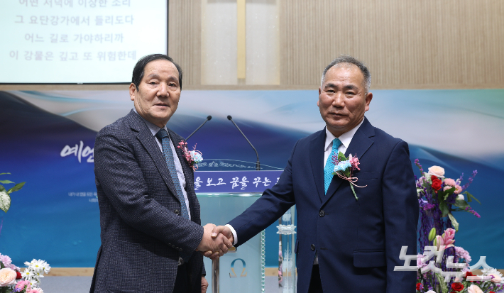 전주노회 장로회 신임 회장 송일섭 장로(오른쪽)와 이임하는 양병선 장로(왼쪽)가 악수하며 서로를 격려하고 있다. 최화랑 기자