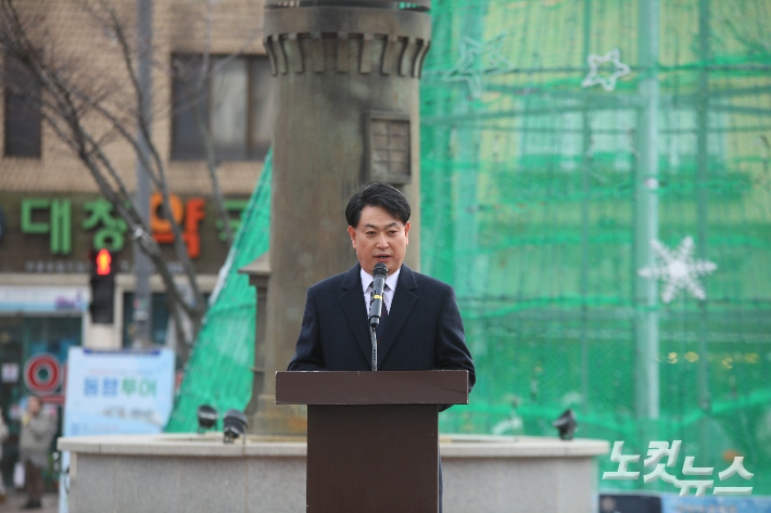 군산시기독교연합회 대표회장 임홍길 목사가 성탄 트리 점등식에서 말씀을 전하고 있다. 최화랑 기자