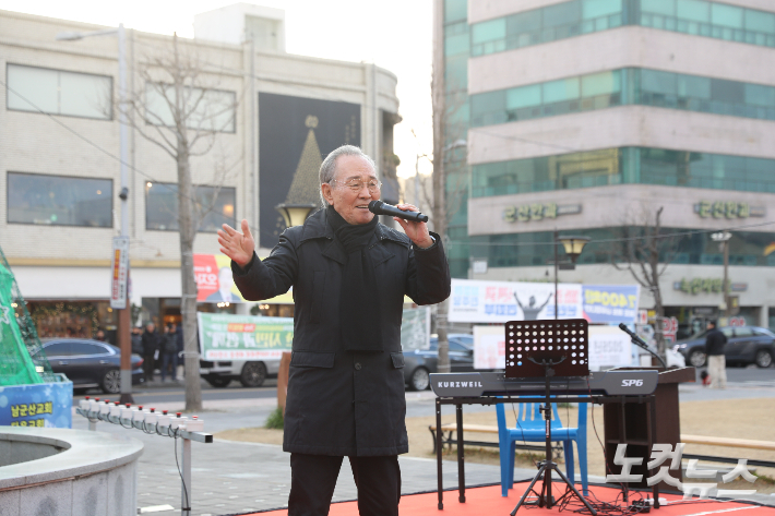 가수 윤항기 목사가 점등식 축하 공연을 펼치고 있는 모습. 최화랑 기자