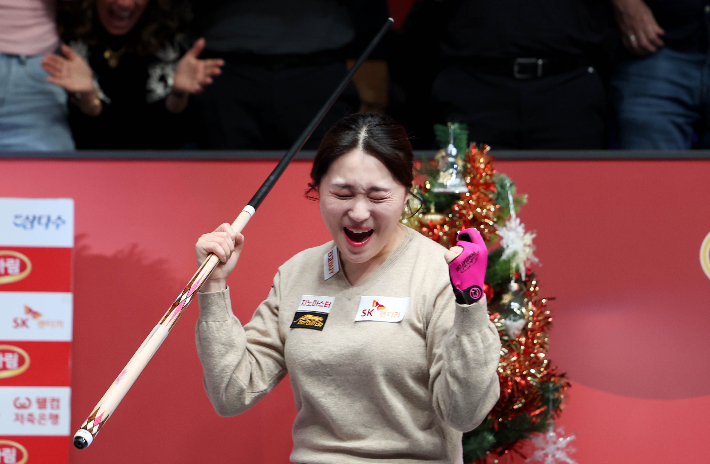 강지은은 6일 경기도 '고양 킨텍스 PBA 스타디움'에서 열린 2025-26시즌 8차 투어 '하림 PBA 챔피언십' 여자부 결승에서 김민아를 꺾고 우승한 뒤 기뻐하고 있다. PBA 