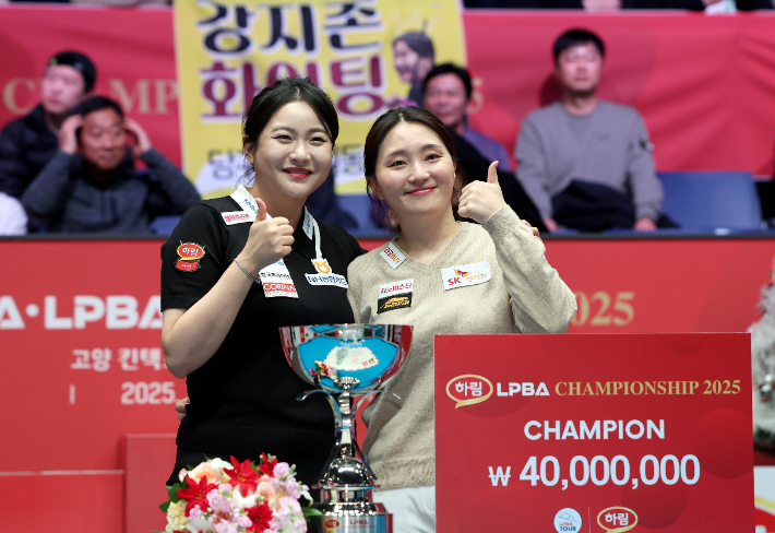 김민아(왼쪽)와 포즈를 취한 강지은. PBA 