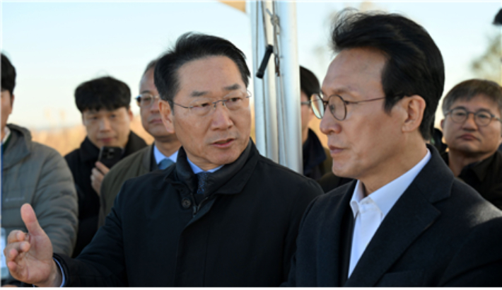 유정복 시장이 지난 11월 21일 수도권매립지에서 김민석 국무총리와 매립 현황과 매립장 사용종료에 따른 활용방안을 점검하고 있다. 인천시 제공