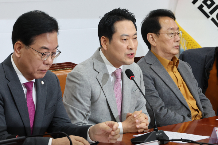 국민의힘 장동혁 대표가 5일 서울 여의도 국회에서 열린 '혼용무도(昏庸無道·어리석고 무능한 군주가 세상을 어지럽힌다)' 이재명 정권 6개월 국정평가 회의에서 발언하고 있다. 연합뉴스