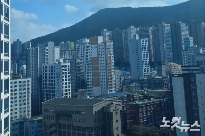 부산의 아파트 단지가 보인다. 정민기 기자
