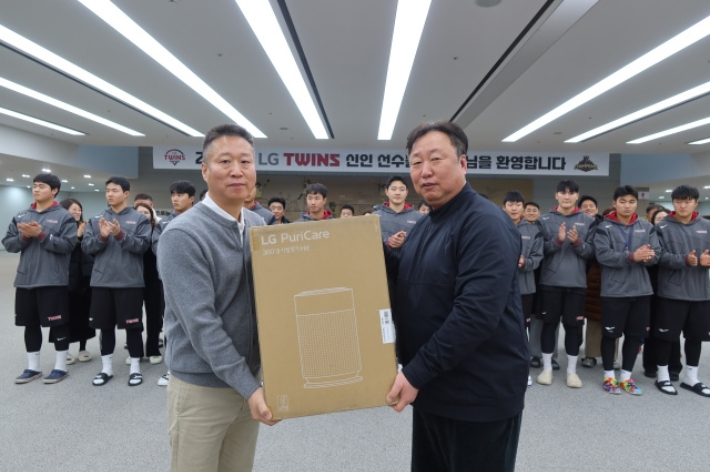 LG 차명석 단장(오른쪽)이 신인 선수 부모에게 선물을 전달한 모습. LG 트윈스 