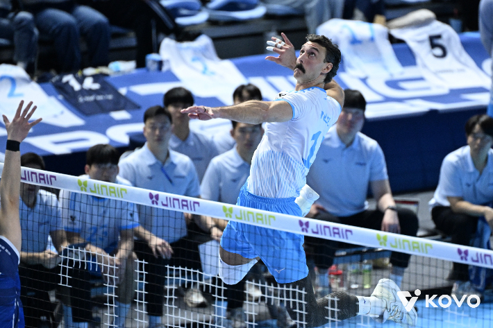 대한항공 러셀이 7일 인천 계양체육관에서 열린 프로배구 남자부 삼성화재와 홈 경기에서 공격을 시도하고 있다. KOVO 