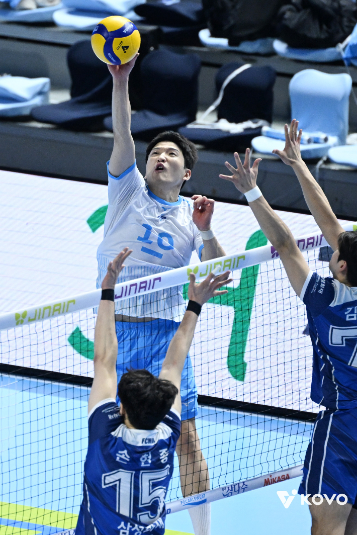 대한항공 정지석이 7일 인천 계양체육관에서 열린 프로배구 남자부 삼성화재와 홈 경기에서 공격을 시도하고 있다. KOVO