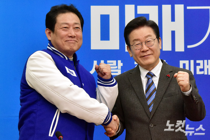 더불어민주당 이재명 대표가 2024년 2월 14일 서울 여의도 국회에서 열린 인재환영식에서 유동철 동의대 사회복지학과 교수에게 당 점퍼를 전달하고 기념촬영을 하고 있다. 윤창원 기자