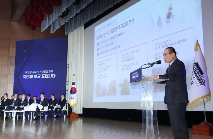  위성락 국가안보실장이 7일 용산 대통령실에서 열린 이재명 대통령 정부 6개월 성과 간담회에서 발표하고 있다. 연합뉴스