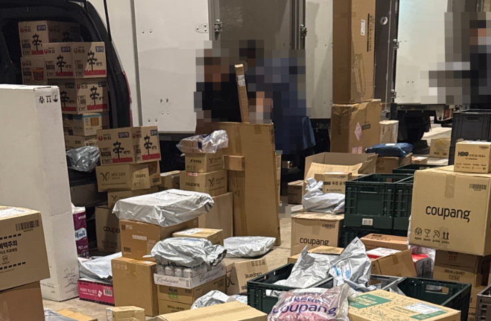 쿠팡 물류터미널 모습. 기사들이 소분작업을 하고 있다. 고상현 기자