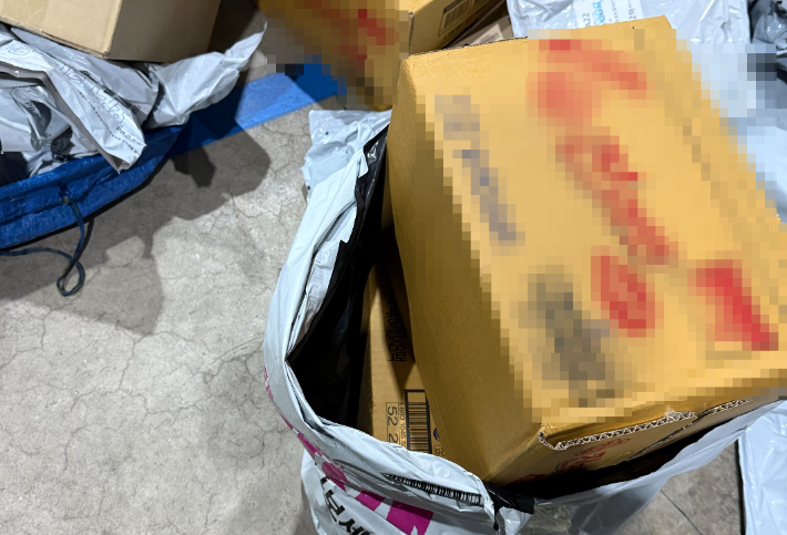 비닐 하나에 물건 2개가 들어가 있는 꼼수 포장. 고상현 기자