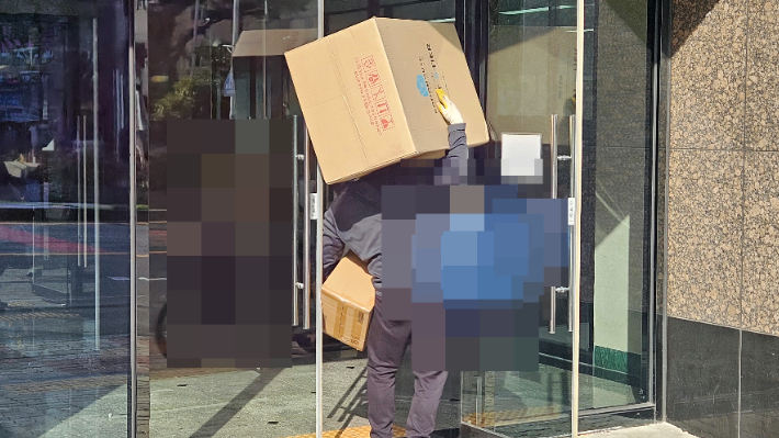 배송 물건을 짊어진 A씨. 고상현 기자