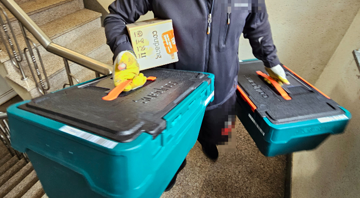 프레쉬백 수거하는 A씨. 고상현 기자