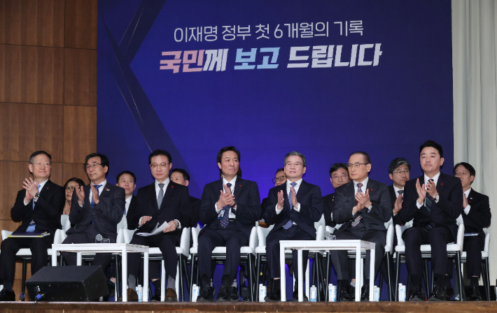 7일 용산 대통령실에서 열린 이재명 대통령 정부 6개월 성과 간담회에서 참석자들이 박수를 치고 있다. 앞줄 오른쪽부터 강훈식 대통령비서실장, 위성락 국가안보실장, 김용범 정책실장, 우상호 정무수석, 이규연 홍보소통수석, 전성환 경청통합수석, 봉욱 민정수석. 연합뉴스
