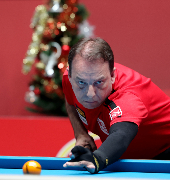 매서운 눈으로 샷을 구사하는 산체스. PBA 