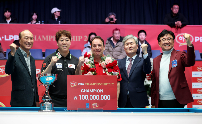 웰컴저축은행 김대웅 대표이사(왼쪽부터), 강동궁, 다니엘 산체스, 하림 천세기 최고재무책임자, PBA 장상진 부총재. PBA 