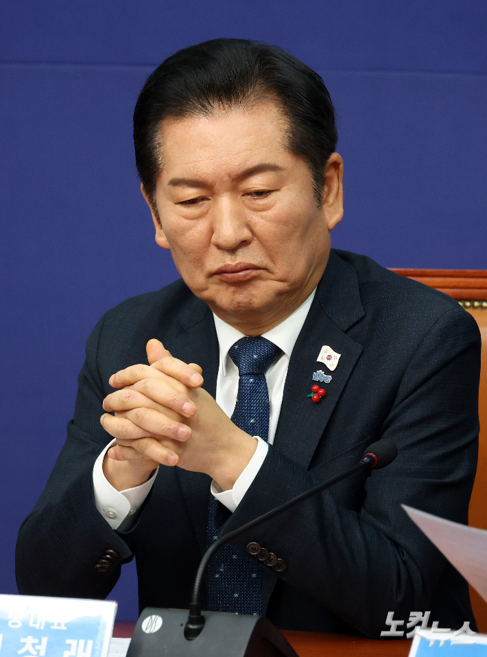 더불어민주당 정청래 대표가 서울여의도 국회에서 열린 최고위원회의에서 생각에 잠겨있다. 윤창원 기자