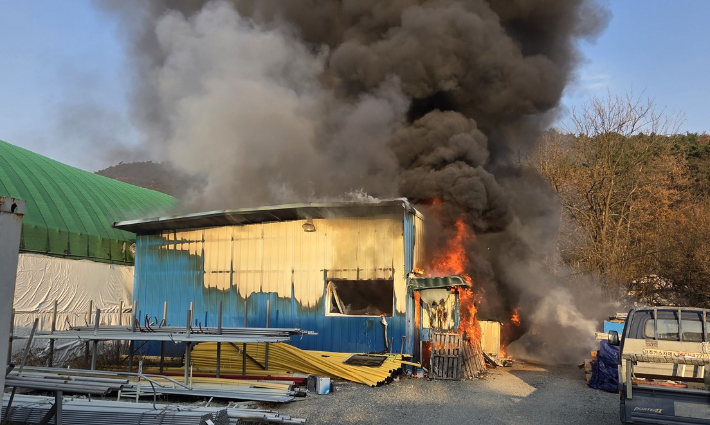 경주시 용강동의 한 가스 자재 판매점에서 화재가 발생했다. 경북소방본부 제공